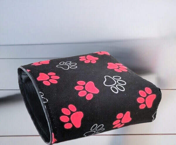 Futtertasche schwarz rote Pfoten
