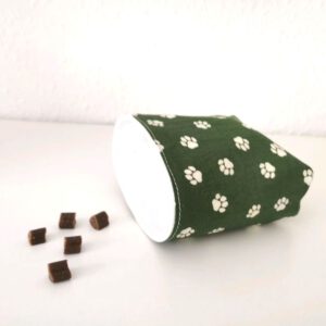 kleine Futtertasche grün weiße Hundepfoten Motiv Handarbeit