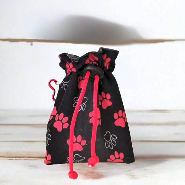 Futterbeutel schwarz rot Pfoten