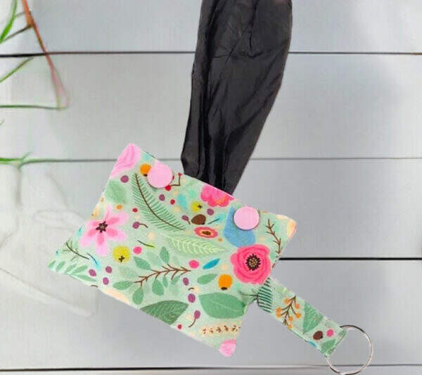 Hunde Kotbeuteltasche Kotbeutelspender grün mit Blumen Motiv Handarbeit