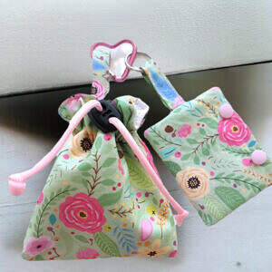 SET Futterbeutel und Kotbeutelspender Grün mit Blumen Motiv