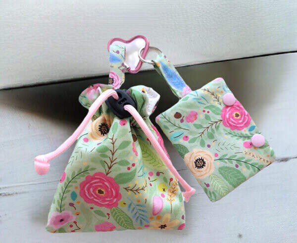SET Futterbeutel und Kotbeutelspender Grün mit Blumen Motiv