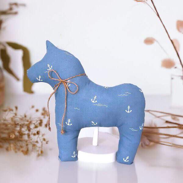 Stoffpferd Dala horse Dalapferd Schweden Design Dekoration blaugrau mit Anker Motiv