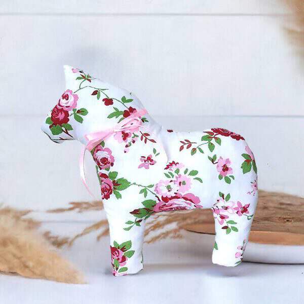 Stoffpferd Dala horse Dalapferd Schweden Design Dekoration weiß Rosen Motiv