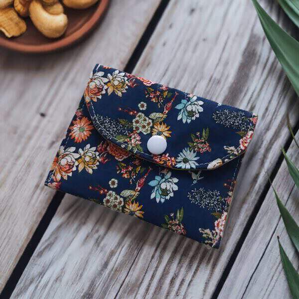 Minitäschchen Täschchen außen blau mit Blumen Motiv beige weiße Punkte