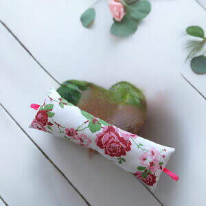 Klemmschutz Zugluftsperre Türstopper aus Baumwollstoff weiß mit Rosen Motiv
