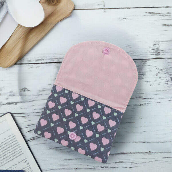 Minitäschchen Täschchen außen anthrazit mit Herzen Motiv innen rosa