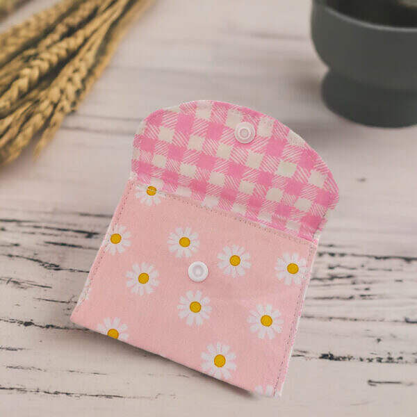 Minitäschchen Täschchen außen rosa mit Blumen Motiv innen weiß rosa kariert