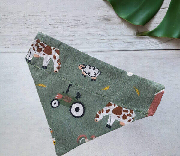 Hundehalstuch Halstuch mit Tunnel für Halsband Grün mit Motiv Bauernhof