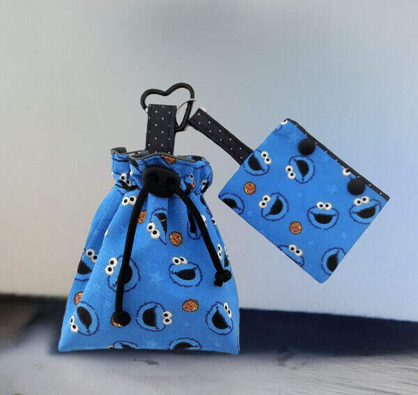 SET Futterbeutel und Kotbeutelspender Blau mit Krümelmonster Motiv