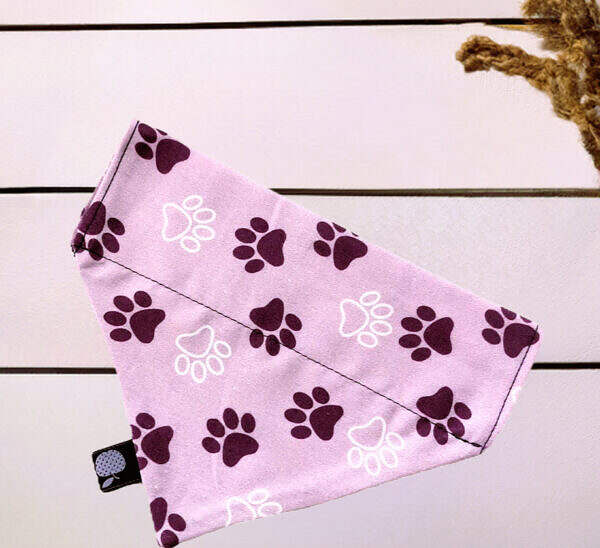 ein violettes Hundehalstuch Halstuch mit Tunnel für Hundehalsband mit Pfoten Motiv