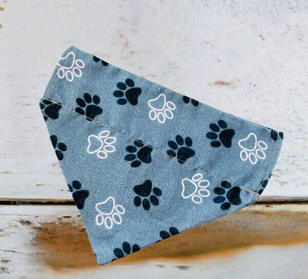 ein blaues Hundehalstuch Halstuch mit Tunnel für Hundehalsband mit Pfoten Motiv