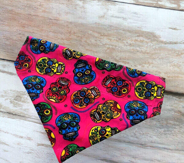 blumiges Hundehalstuch Halstuch mit Tunnel für Halsband pink mit Totenkopf Motiv
