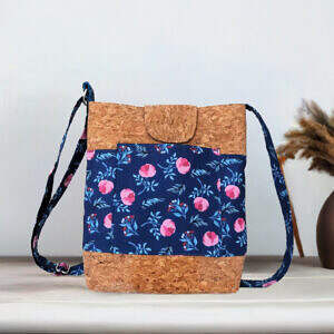 perfekt 1 Umhängetasche Gassi Tasche Blau mit Blumen Motiv und Korkstoff