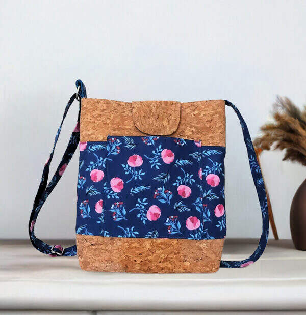 perfekt 1 Umhängetasche Gassi Tasche Blau mit Blumen Motiv und Korkstoff